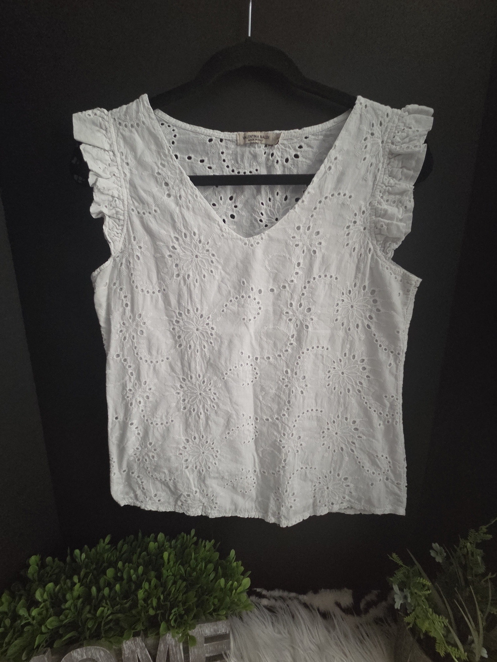 Women’s White Eyelet Ruffle Shoulder V-Neck Top. Size S